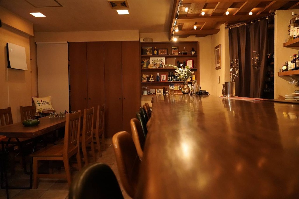 東淀川区で一人飲みを楽しむならワインなどお酒の種類が豊富な隠れ家バー「BAR FIORE」へ。